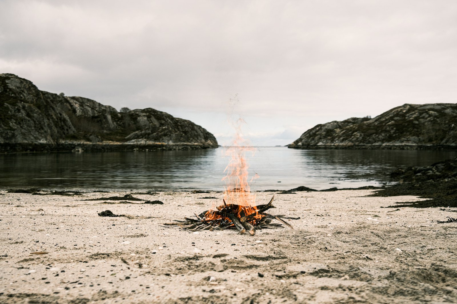 A small wild-camp tent set in open Norwegian country.